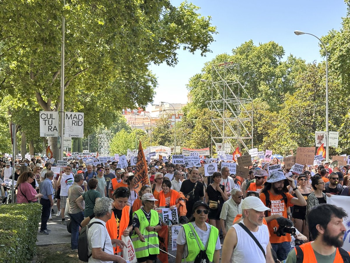 MareasCiudadana's tweet photo. Las calles de Madrid repletas de buena gente en la MANIFESTACIÓN por la vivienda 
#LaViviendaNosCuestaLaVida 

Vamos a parar la especulación de fondos buitres (y rentistas en general).
#24MVivienda 
#Motivos24M

@InquilinatoMad https://t.co/9XNuLySczJ
