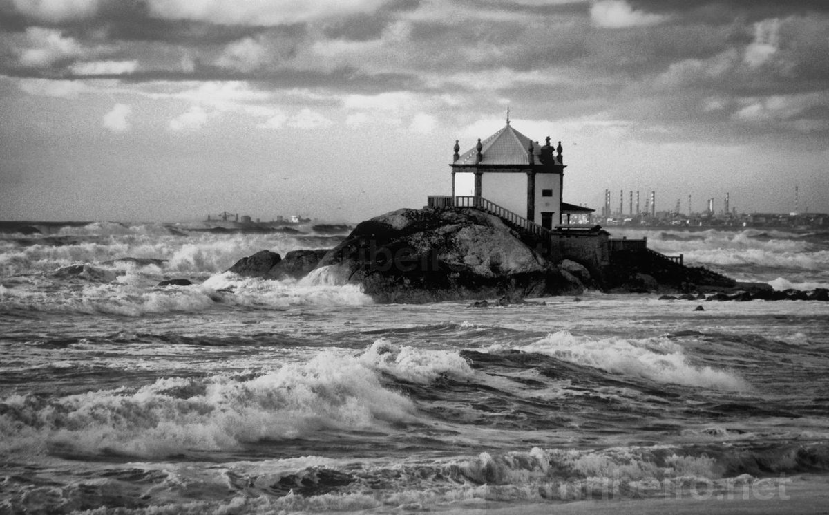 vrfoto's tweet photo. Mar a subir, a capela firme no rochedo.
Um instante suspenso entre vento e água.
#Photography #senhordapedra #miramar #atlântico #mar #portugal https://t.co/owB2q8wC7L