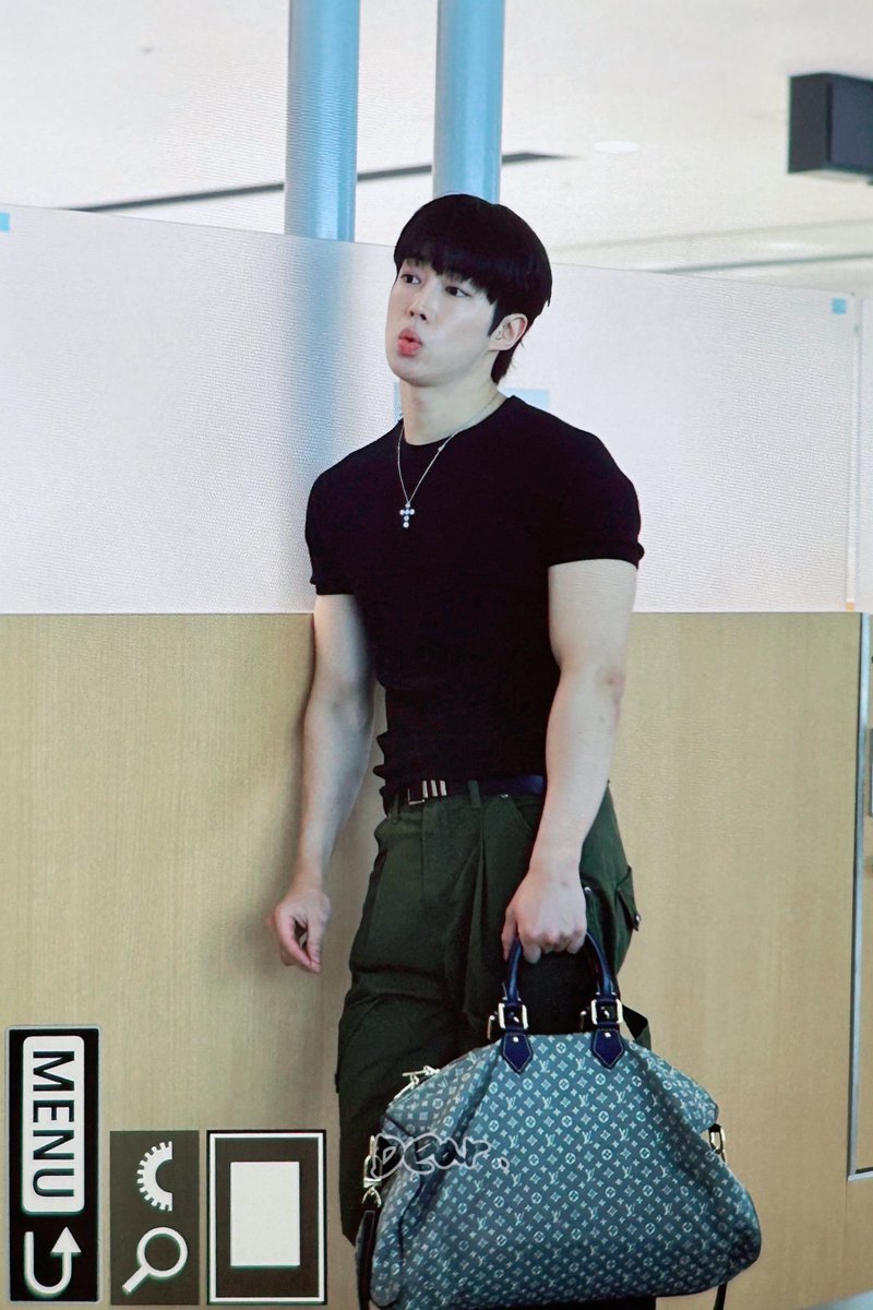 Dear_Dawon's tweet photo. 260524 KIX 🖤🖤

#SF9 #다원 #DAWON #이상혁 https://t.co/yzOZCnl5sv