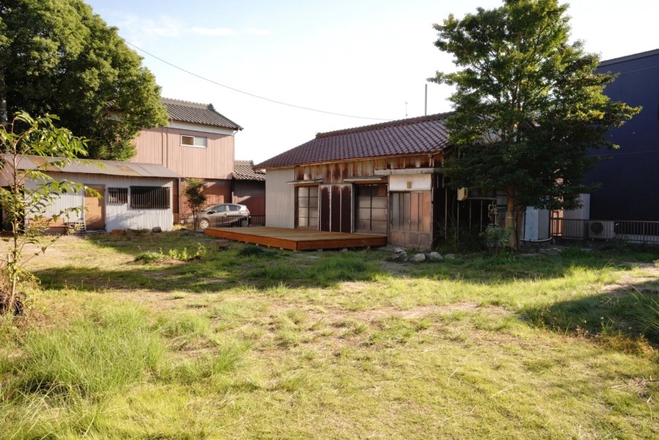 fieldmatching's tweet photo. 【価格改定】建物３棟＆庭100坪超！水回り新品のスケルトン空き家【車のりいれOK！駐車スペース有！】
成約済み物件紹介！
https://t.co/MwrsmphXGq
物件価格：¥4,860,000／700.51㎡（約212坪)【接道あり】
建物３棟は長らく空き家だったため傷みが進んでいる物件でしたが成約となりました！ https://t.co/LrfbOfmfXR
