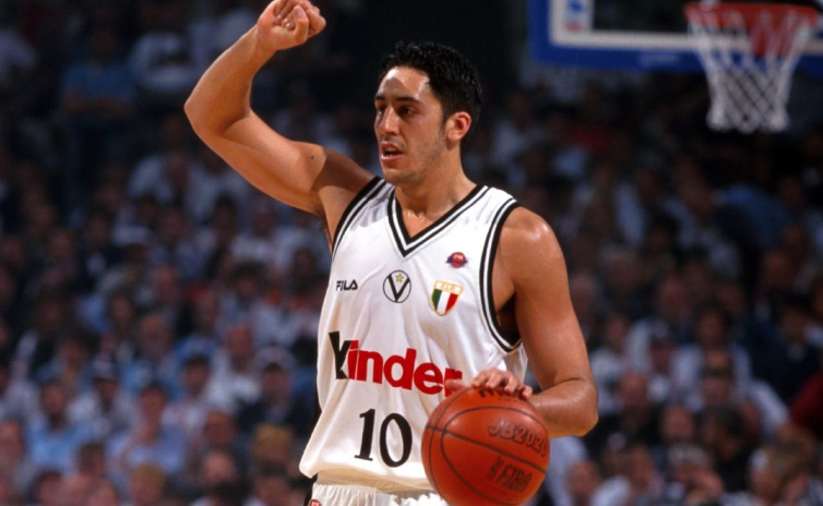 basquetplus's tweet photo. Con defensa feroz, talento de sobra y un argentino como símbolo trabajador, la Virtus Bologna de 1998 cambió la historia del básquet europeo y abrió el camino para los albicelestes.

El pionero de la gloria: Hugo Sconochini y la Virtus que conquistó Europa
https://t.co/7PVuhHIliX https://t.co/I5XpeabJNC