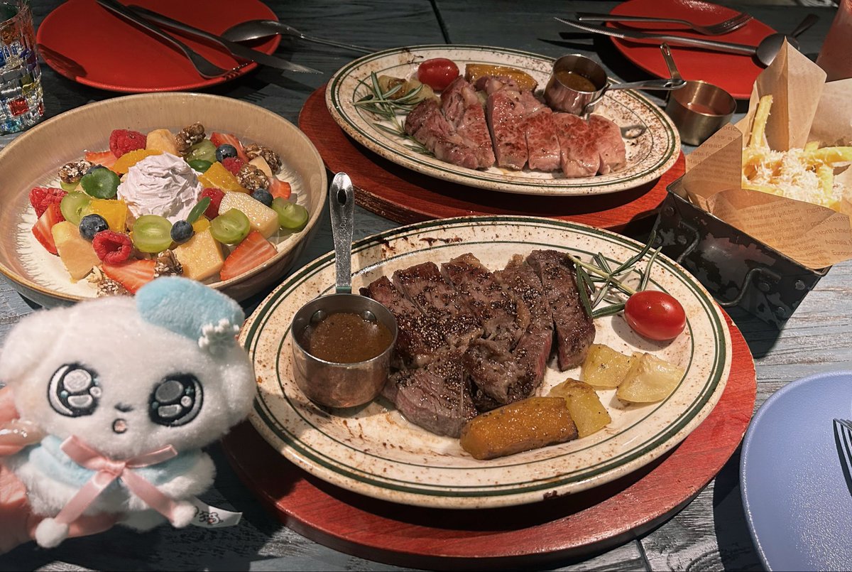 iamsocute_right's tweet photo. 这狗陪我吃饭 https://t.co/yQERS2dV4M