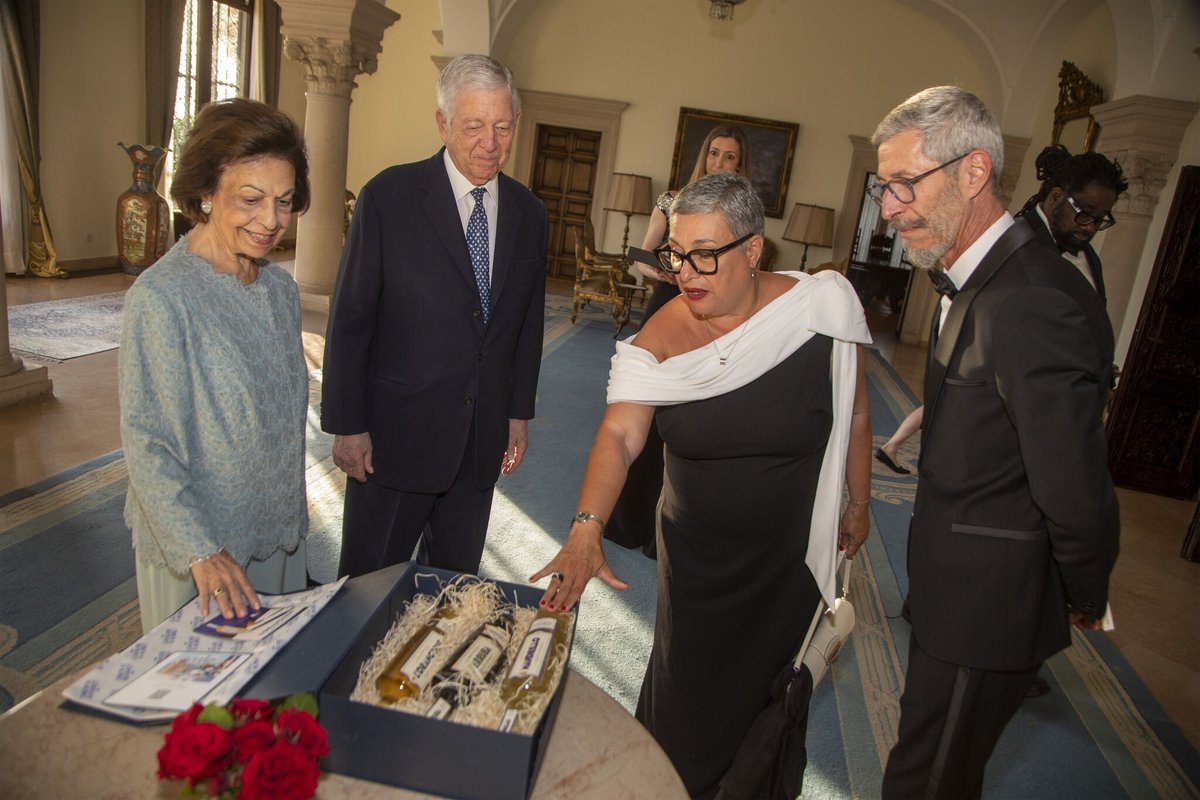 TheFPCD's tweet photo. 🇷🇸 It was a profound honour for the FPCD team to be welcomed to The Royal Compound of Belgrade and to share a memorable dinner with Their Royal Highnesses Crown Prince Alexander and Crown Princess Katherine of Serbia.
#FPCD #PeaceCookbook #Lifeline https://t.co/YFTAUJqzIs