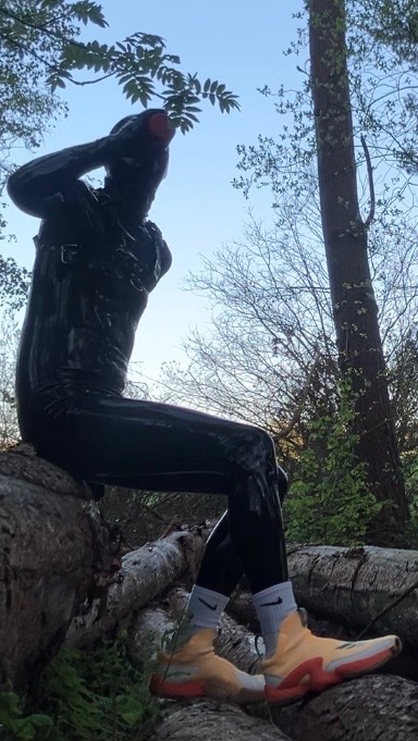 rubber_runner's tweet photo. Remember to keep your gimp hydrated in this heat #latex #catsuit #rubbergimp #outdoorlatex https://t.co/PavQRWugIu