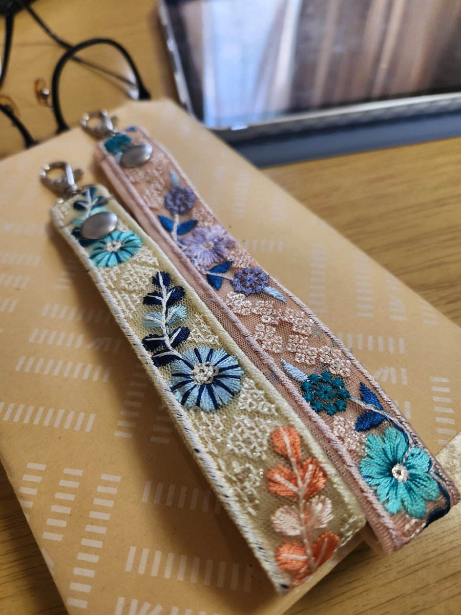 昨日の昼活 先日作ったインド刺繍リボンのストラップの第二弾 長女の