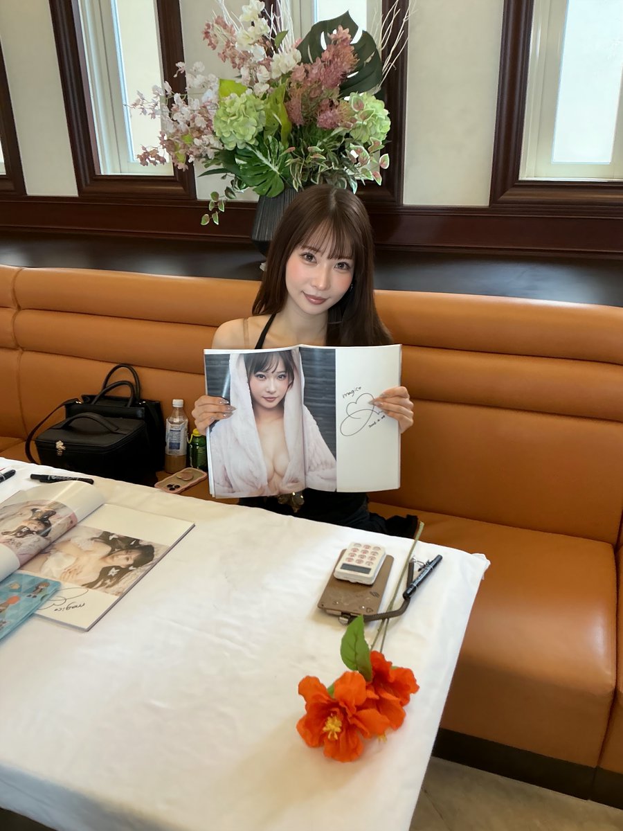 magicvon_0's tweet photo. ＃きみとバンド　
＃大野真依　さん
クラファン写真集お渡し会in那覇　
昨日の黄色マキシワンピとうって変わって　
デニムの上に黒のキャミ風の服でえち系😃
特典会後の10分トークでは半年前の余興を　
流しつつ、ネコトークで盛り上がった。　
また９月にお待ちしてます👍 https://t.co/tLl6Kmwv3l