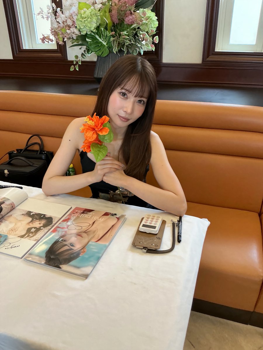 magicvon_0's tweet photo. ＃きみとバンド　
＃大野真依　さん
クラファン写真集お渡し会in那覇　
昨日の黄色マキシワンピとうって変わって　
デニムの上に黒のキャミ風の服でえち系😃
特典会後の10分トークでは半年前の余興を　
流しつつ、ネコトークで盛り上がった。　
また９月にお待ちしてます👍 https://t.co/tLl6Kmwv3l