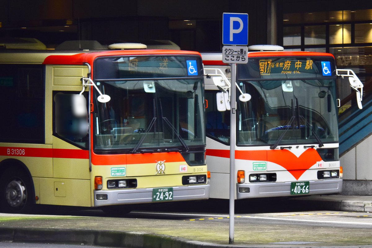 SNOOPY1T0K4's tweet photo. 2026/5/24(日)@京王府中駅
(京王の電車・バス開業100周年記念「京王帝都」復刻塗装)
復刻塗装車同士の並びも見れました‼️
B31301・B31307 : [国17] 府中駅
B31306 : 回送
#京王バス #三菱ふそう #MP37 #復刻塗装 #旧塗装 https://t.co/QbxiR89EHh
