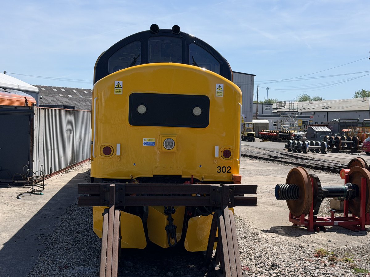 Percypotter49's tweet photo. #class97 302 looks like knew in the Leeds sunshine #networkrail https://t.co/BkjiiFORzQ
