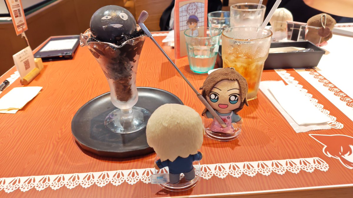 pinksky_akr's tweet photo. 「あむろさん。どっちの凶器がいいと思います？」
「…………😨」 https://t.co/jTKgJFuoId