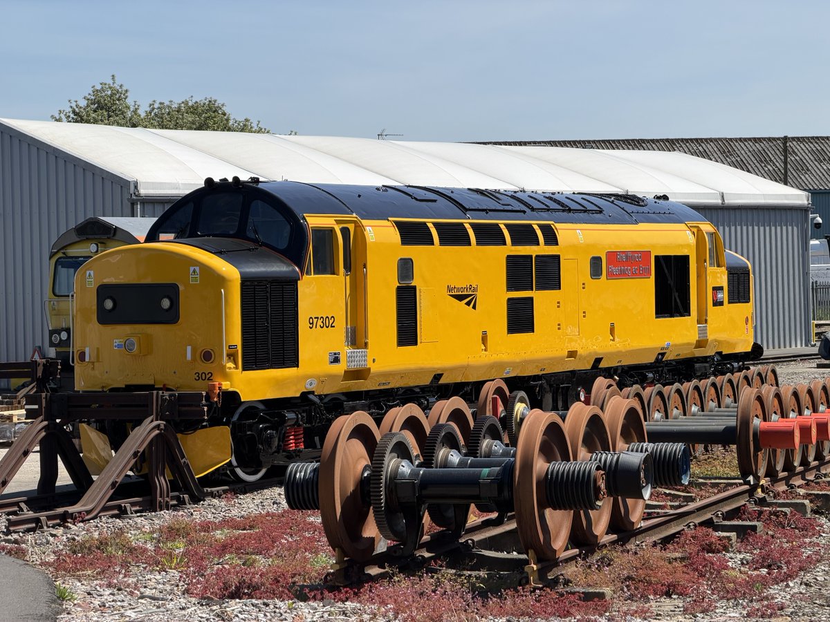 Percypotter49's tweet photo. #class97 302 looks like knew in the Leeds sunshine #networkrail https://t.co/BkjiiFORzQ