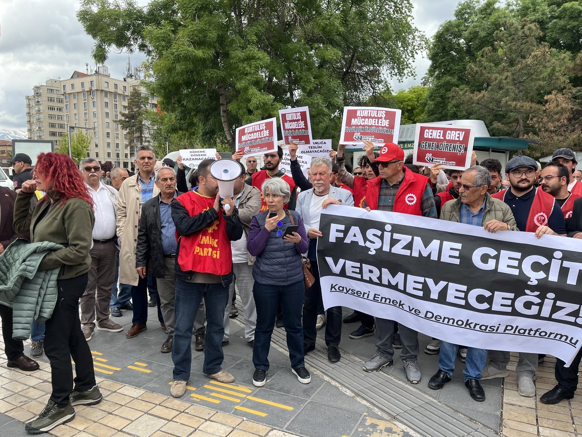 KayseriEmep's tweet photo. 🔴 Mutlak butlan kararıyla demokrasiye, özgürlüklere ve seçme ve seçilme hakkına yapılan saldırılara dur demek için Kayseri Emek ve Demokrasi Platformu'nun basın açıklamasına katılım sağladık. https://t.co/4HC93wy6Bx