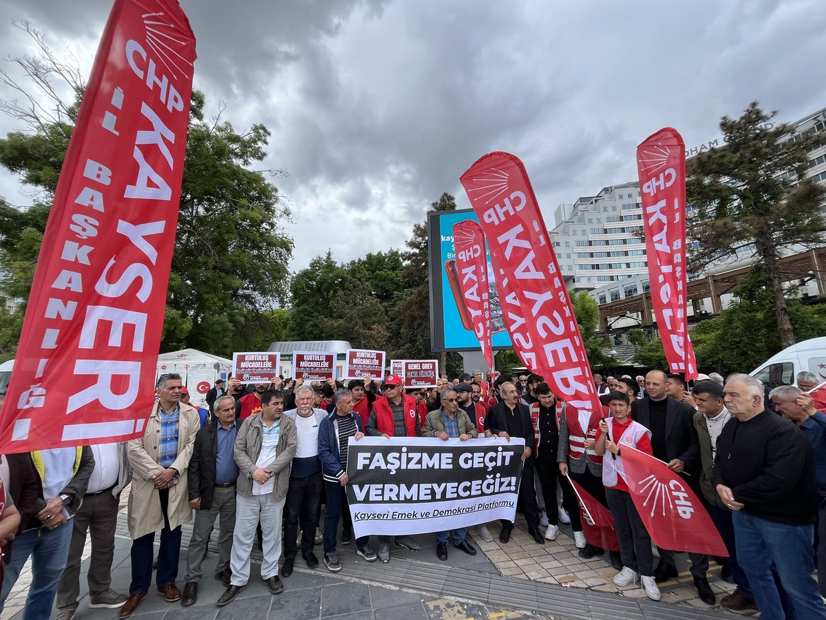 KayseriEmep's tweet photo. 🔴 Mutlak butlan kararıyla demokrasiye, özgürlüklere ve seçme ve seçilme hakkına yapılan saldırılara dur demek için Kayseri Emek ve Demokrasi Platformu'nun basın açıklamasına katılım sağladık. https://t.co/4HC93wy6Bx