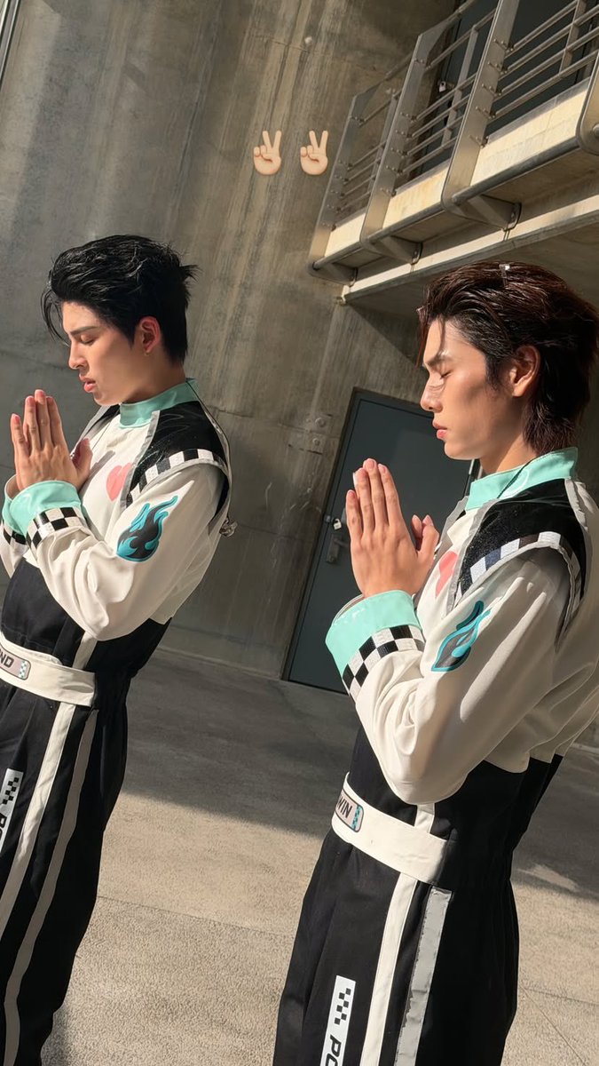 makemeproud17's tweet photo. น้องภูวินทร์ปลื้มพี่ปอนด์มาตั้งแต่ยังเป็นตัวจิ๋วด้วยซ้ำ ไม่ว่าพี่เขาจะทำอะไรก็ส่งสายตาเอ็นดูให้เสมอ นี่ชอบตอนเจ้าพุนั่งมองพี่ปังสวดมนต์ก่อนนอน สายตาคือแบบไม่เคยเจอคนแบบนี้ในเจนเดียวกันแต่ก็น่ารักดี จากการสวดมนต์คนเดียวสู่การพาเธอขาเข้าวงการทำบุญร่วมชาติตักบาตรร่วมขัน ทำไปทำมาได้เป็นด้อมพระกับสีกาอย่างแท้จริง