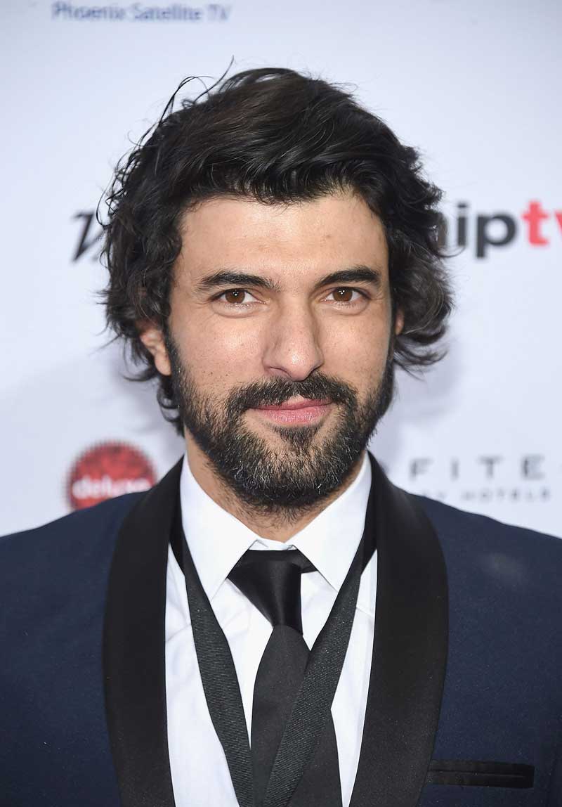 dizianaIiz's tweet photo. Engin Akyürek, 2000’lerin başlarında çekilen dizilerin izlenme sebeplerini anlattı:

"Doğru hikâyeleri anlatıyorduk, bu hikâyeler çok ilgi çekiciydi ve duyguları güzel anlatıyordu. Televizyon biraz da duygu meselesi. Bu işler yurtdışında izlenilsin diye de yapılmadı. Kendi doğalında gelişti. Seyirciye de farklı geldi. Bir de Türkiye çok özel bir ülke, her yerinde bir hikâye var. Karakterler çok enteresan. Burada duygular var. E, bir tarih var ve bu anlamda da yurtdışında başarılı. Başka bir ülkenin anlattığı duyguyu çok daha farklı anlatabiliyoruz. Bunu evrensel bir dille anlattığınızda yurtdışında da bu işler izleniyor. 

İşin sırrı hikayeydi. Tekrardan hikâyeciliğe dönülmeli. Çünkü orada bir formül yoktu, tamamen içgüdüseldi. Yeşilçam anlatımımızın özellikleri de kullanılıyordu. Hâlâ çok güzel hikâyelerimiz var, onları en iyi ve en doğru şekilde anlatabilmenin yolunu bulmamız gerekiyor." (Hürriyet)