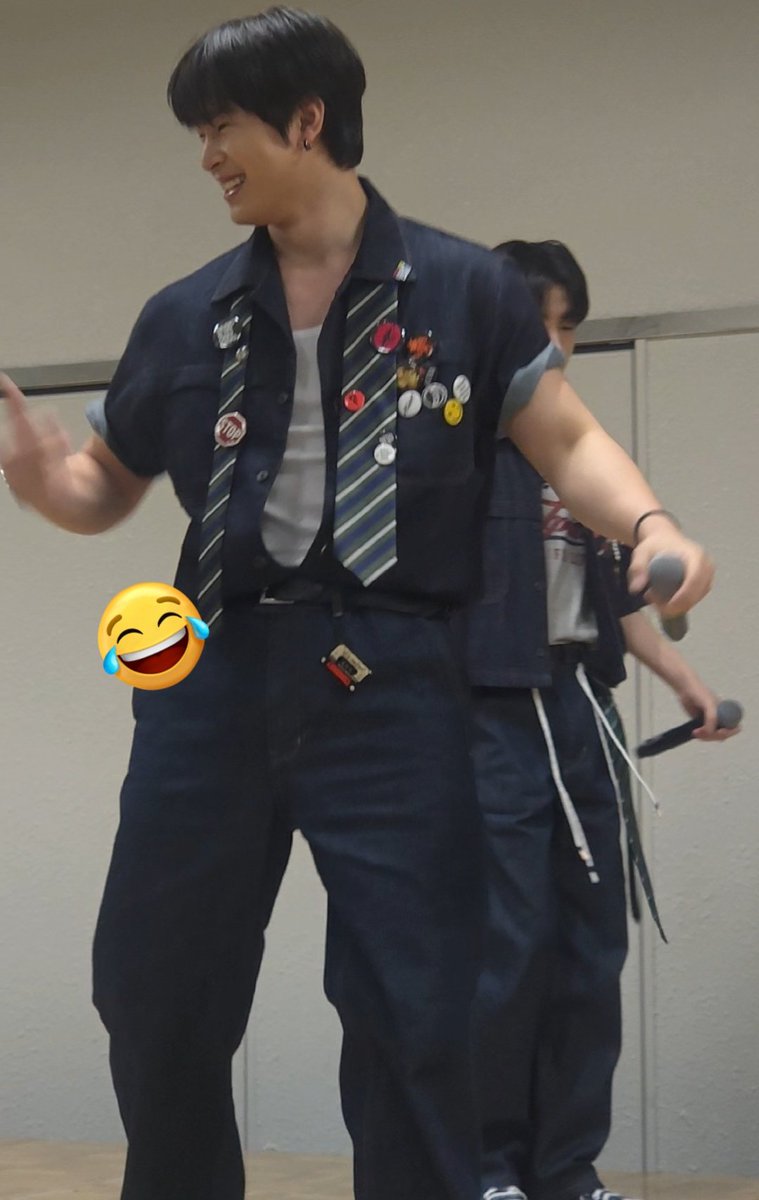 202626mi's tweet photo. ONEUS大阪リリイベでの出来事

壊れたステージをガン見からの大爆笑のイドさんw

シオンちゃんがスタッフさんに壊れた旨を伝えていて出来るマンネ🩷
そんな中、ずっと爆笑しているイドさんw https://t.co/Jy7aEyWFyD
