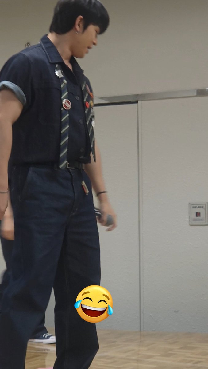 202626mi's tweet photo. ONEUS大阪リリイベでの出来事

壊れたステージをガン見からの大爆笑のイドさんw

シオンちゃんがスタッフさんに壊れた旨を伝えていて出来るマンネ🩷
そんな中、ずっと爆笑しているイドさんw https://t.co/Jy7aEyWFyD