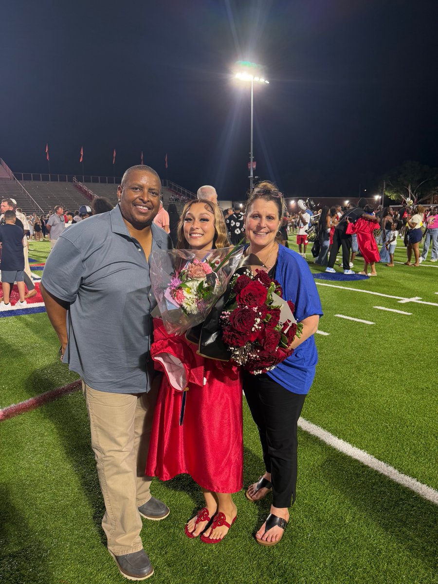 dexter_sleeper's tweet photo. Congratulations baby girl! We’re so proud of you, you did it! We love you 😘 onto your next journey 🙏🏽❤️🎉🎊 https://t.co/17tiuNV4UB