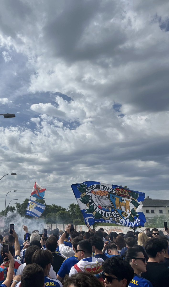 bierzo22's tweet photo. Próxima parada PLAY OFF🔜

JUNTOS lo volvimos a hacer, gracias a todos los que vinieron a la previa/corteo junto a nosotros. Y lo de dentro del campo IMPRESIONANTE! Seguimos juntos y que nadie nos pare!!💙🤍 https://t.co/HlIvJCehSe