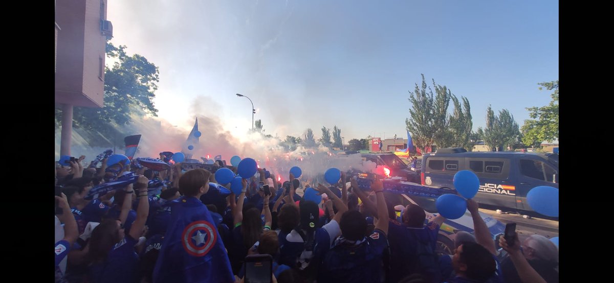 4GatosGTF's tweet photo. Anoche volvió a quedar claro que este club nunca se rinde.

Después de una temporada dura y llena de adversidades, nos hemos rehecho una vez más para volver a hacer historia: ¡Europa por cuarta vez! ✈️🇪🇺⚽

#GetafeCF #VamosGeta #GetafeSon4Gatos #EuroGeta #ConferenceLeague https://t.co/8M2UxnxfhM