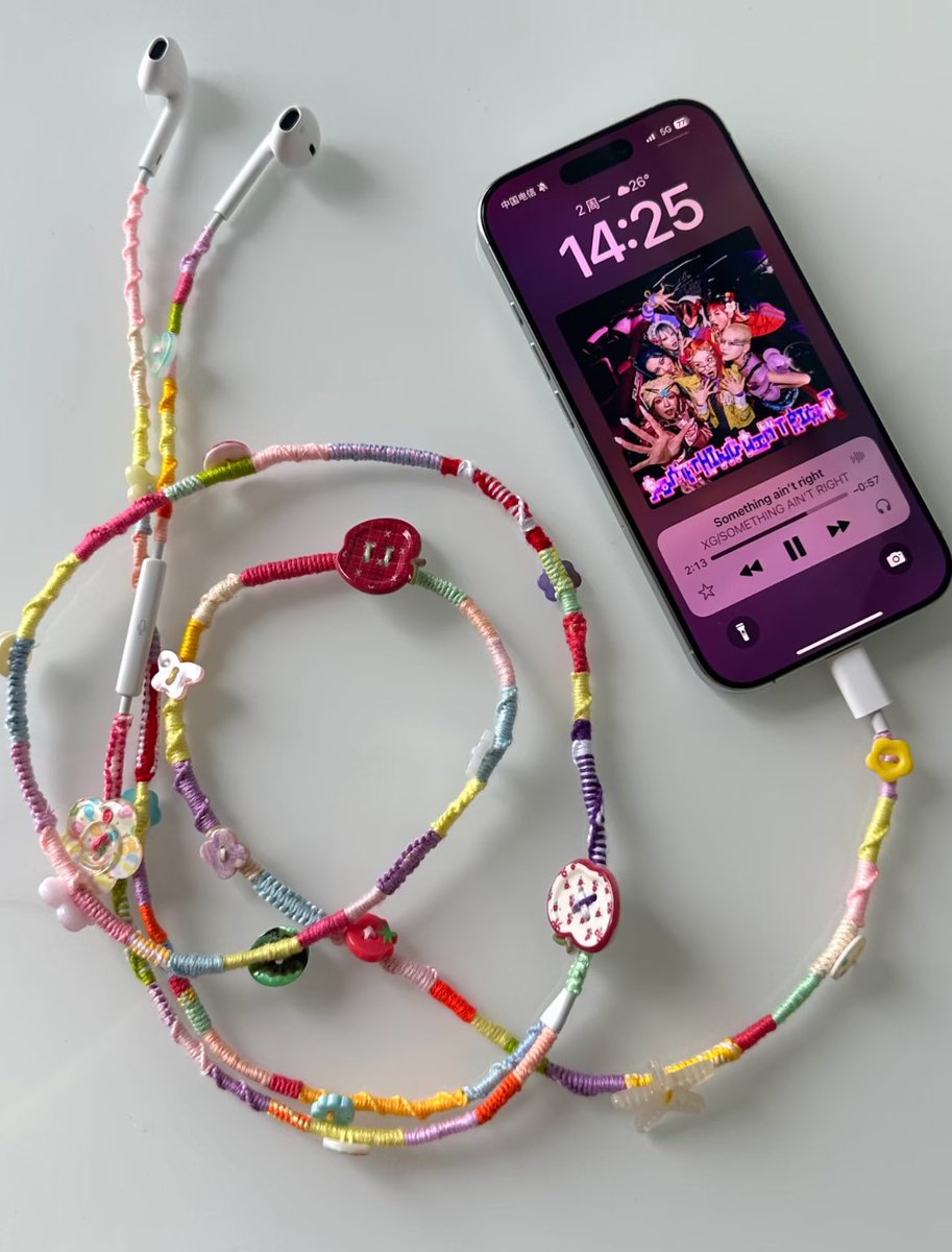 magleson's tweet photo. EARPHONE KABEL UDAH TERLIHAT MENARIK LAGI DI MATA KU... APALAGI VERSI WRAPPED GINI 💗☝️ https://t.co/XMkTimJXAW
