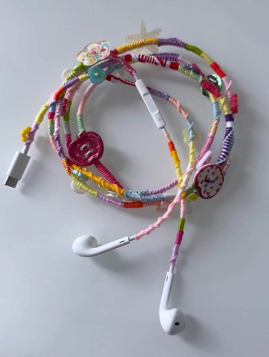 magleson's tweet photo. EARPHONE KABEL UDAH TERLIHAT MENARIK LAGI DI MATA KU... APALAGI VERSI WRAPPED GINI 💗☝️ https://t.co/XMkTimJXAW