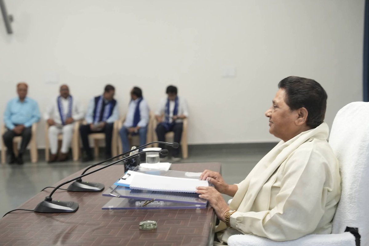 mkratan_bsp's tweet photo. आज दिनांक 24.05.2026 को उत्तर प्रदेश की राजधानी लखनऊ में बहुजन समाज पार्टी (बसपा) की राष्ट्रीय अध्यक्ष आदरणीया बहन कु. मायावती जी की अध्यक्षता में हुई उच्च स्तरीय रणनीतिक बैठक काफी अहम और मिशन-मोड वाली रही। इस बैठक में यूपी स्टेट, सभी मंडलों और जिलों के बड़े पदाधिकारियों के साथ-साथ राष्ट्रीय समन्वयक श्री आकाश आनंद जी ने भाग लिया। बहुजन समाज पार्टी की इस बैठक का सीधा और साफ मतलब यह रहा है कि पार्टी अब पूरी तरह से 'मिशन 2027' के लिए ग्राउंड पर उतरने की तैयारी में है। बहन कु. मायावती जी ने साफ कर दिया है कि इस बार भी 2007 की ही तरह अपने दम पर यूपी में पांचवीं बार पूर्ण बहुमत की सरकार बनानी है। जिसके लिए उन्होंने अपने पदाधिकारियों एवं कार्यकर्ताओं को महत्वपूर्ण दिशा निर्देश व कैडर दिया।
जय भीम, जय भारत, जय संविधान