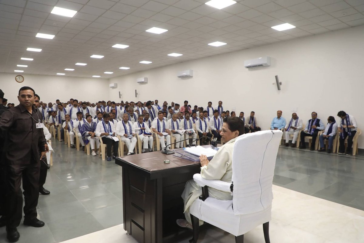 mkratan_bsp's tweet photo. आज दिनांक 24.05.2026 को उत्तर प्रदेश की राजधानी लखनऊ में बहुजन समाज पार्टी (बसपा) की राष्ट्रीय अध्यक्ष आदरणीया बहन कु. मायावती जी की अध्यक्षता में हुई उच्च स्तरीय रणनीतिक बैठक काफी अहम और मिशन-मोड वाली रही। इस बैठक में यूपी स्टेट, सभी मंडलों और जिलों के बड़े पदाधिकारियों के साथ-साथ राष्ट्रीय समन्वयक श्री आकाश आनंद जी ने भाग लिया। बहुजन समाज पार्टी की इस बैठक का सीधा और साफ मतलब यह रहा है कि पार्टी अब पूरी तरह से 'मिशन 2027' के लिए ग्राउंड पर उतरने की तैयारी में है। बहन कु. मायावती जी ने साफ कर दिया है कि इस बार भी 2007 की ही तरह अपने दम पर यूपी में पांचवीं बार पूर्ण बहुमत की सरकार बनानी है। जिसके लिए उन्होंने अपने पदाधिकारियों एवं कार्यकर्ताओं को महत्वपूर्ण दिशा निर्देश व कैडर दिया।
जय भीम, जय भारत, जय संविधान