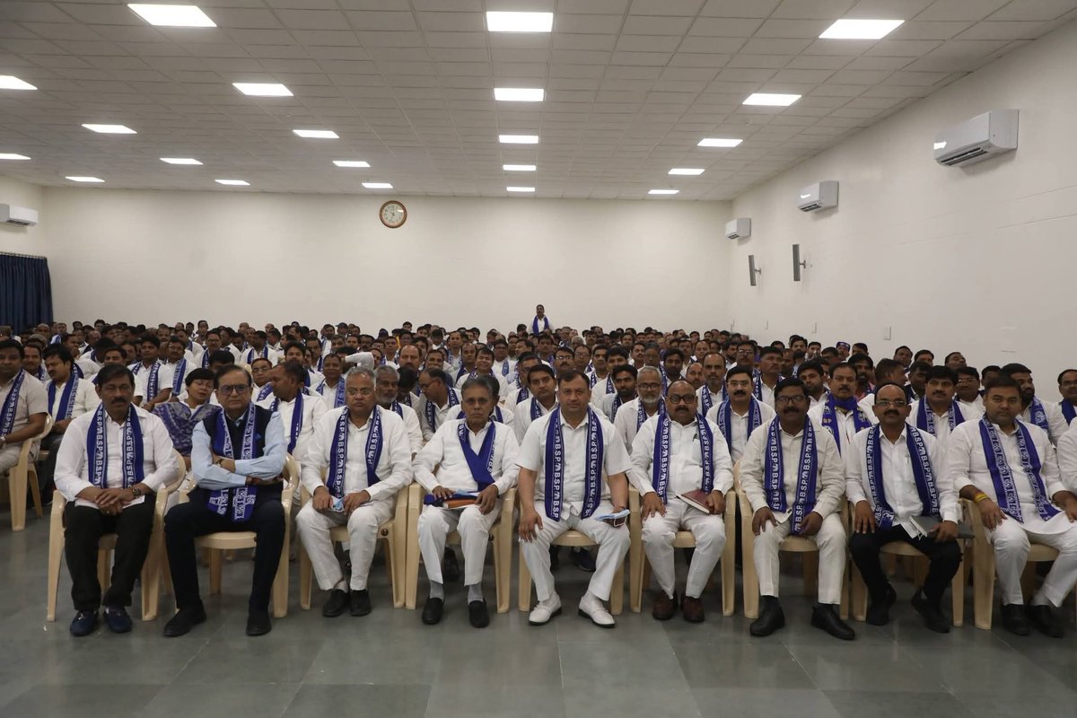 mkratan_bsp's tweet photo. आज दिनांक 24.05.2026 को उत्तर प्रदेश की राजधानी लखनऊ में बहुजन समाज पार्टी (बसपा) की राष्ट्रीय अध्यक्ष आदरणीया बहन कु. मायावती जी की अध्यक्षता में हुई उच्च स्तरीय रणनीतिक बैठक काफी अहम और मिशन-मोड वाली रही। इस बैठक में यूपी स्टेट, सभी मंडलों और जिलों के बड़े पदाधिकारियों के साथ-साथ राष्ट्रीय समन्वयक श्री आकाश आनंद जी ने भाग लिया। बहुजन समाज पार्टी की इस बैठक का सीधा और साफ मतलब यह रहा है कि पार्टी अब पूरी तरह से 'मिशन 2027' के लिए ग्राउंड पर उतरने की तैयारी में है। बहन कु. मायावती जी ने साफ कर दिया है कि इस बार भी 2007 की ही तरह अपने दम पर यूपी में पांचवीं बार पूर्ण बहुमत की सरकार बनानी है। जिसके लिए उन्होंने अपने पदाधिकारियों एवं कार्यकर्ताओं को महत्वपूर्ण दिशा निर्देश व कैडर दिया।
जय भीम, जय भारत, जय संविधान