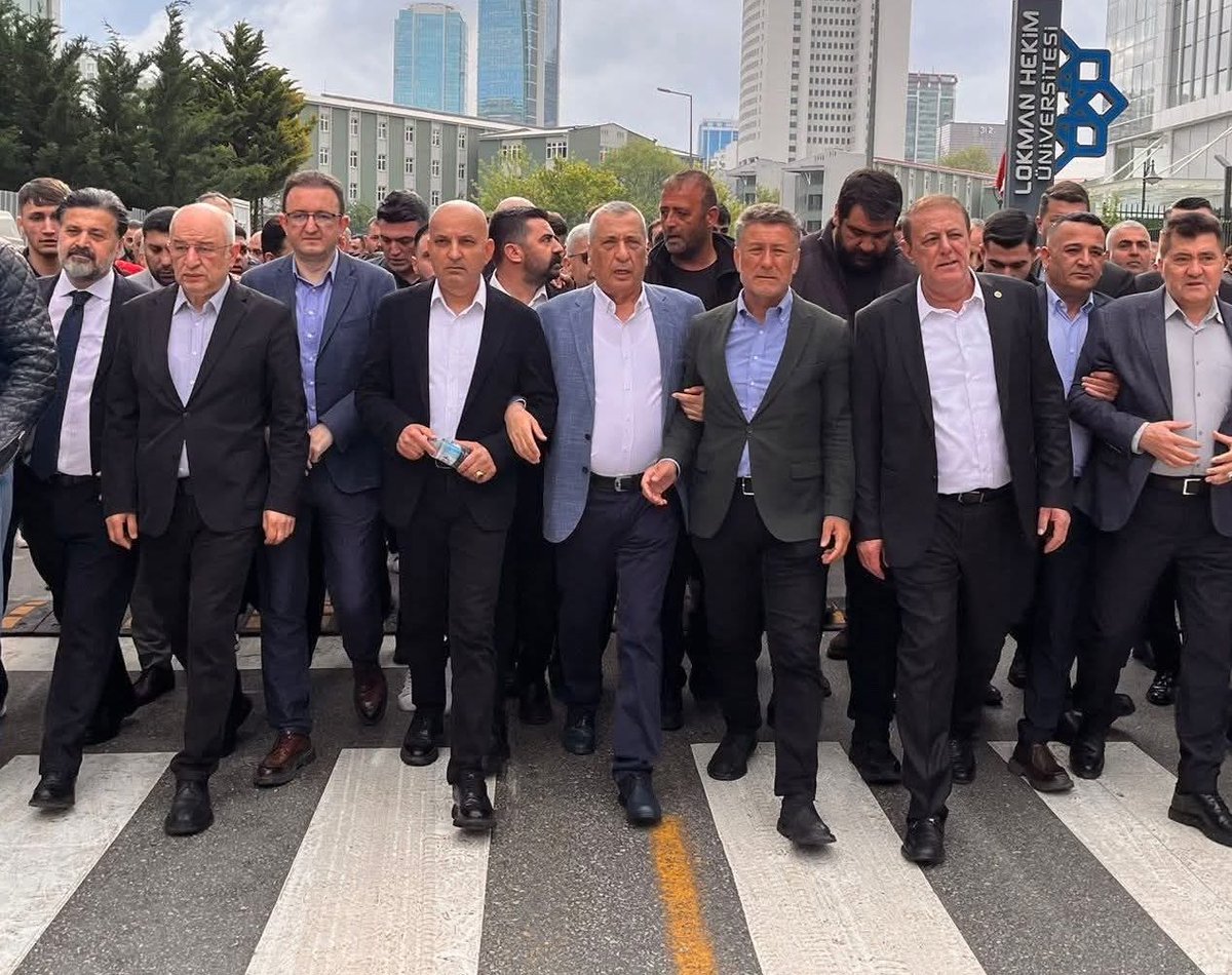 mgayretlichp's tweet photo. TARİH SİZİ DEĞİL !

Elinde su hortumu ile CHP Genel Merkezi duvarlarında partiyi kayyumdan arındıran Mahmut Tanal’ı yazacak.. https://t.co/Rva7xlOHb3