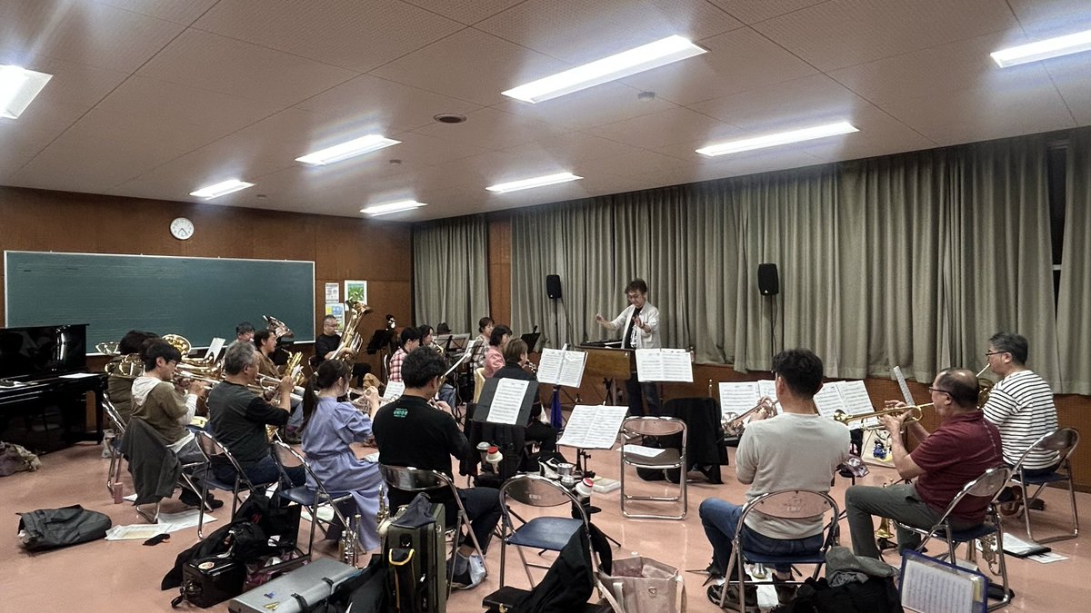 otoha_wind's tweet photo. 昨日は練習日🎵
木管7人に対して金管&amp;弦バス14人という参加比率😅

今年度より音楽係3名で指揮をする曲を割り振り、合奏を行うことになりました。
3名の指揮、それぞれの個性が輝いていました✨
新たな楽譜が1曲配られ初見合奏。聴いたことのある曲ですが演奏してみると何気に難しかったです💦💦 https://t.co/W2HEODTG06