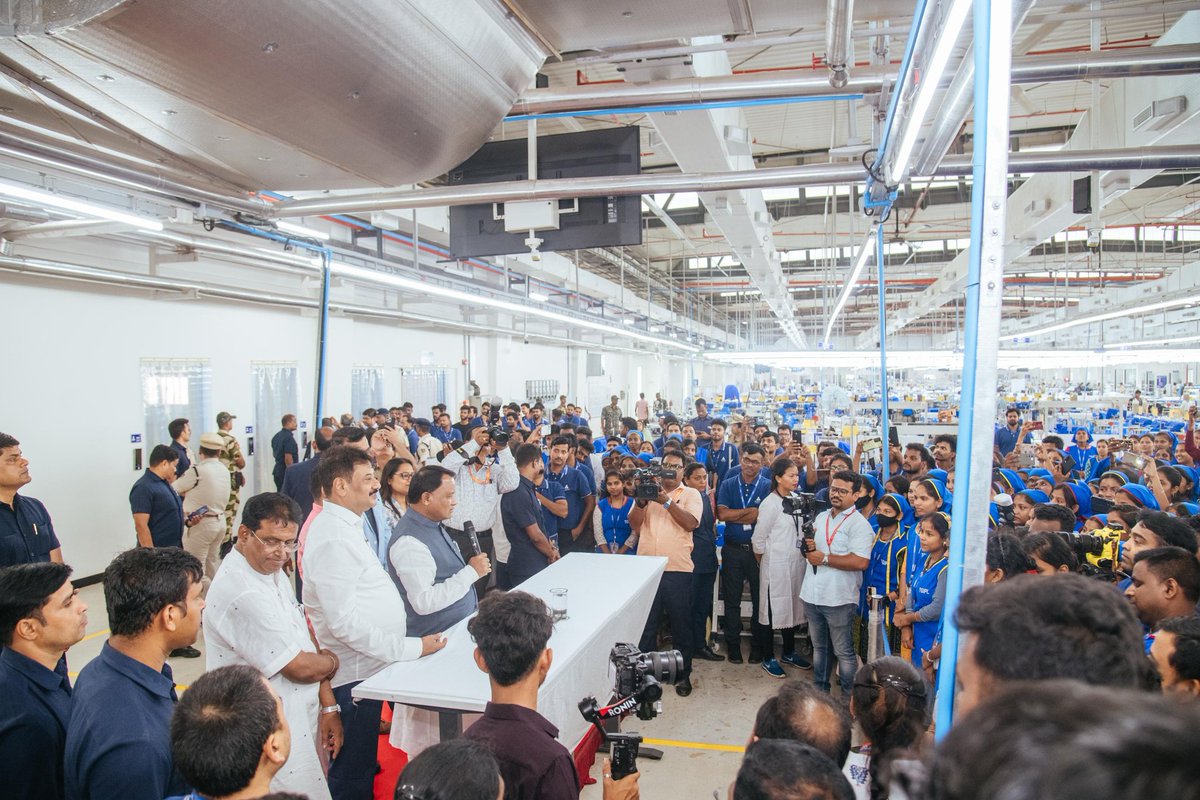 InvestInOdisha's tweet photo. Hon’ble @CMO_Odisha Shri @MohanMOdisha visited the Trimetro Garments (EPIC Group) facility in Khordha. Established with an investment of ₹376 Cr, the Hong Kong-headquartered apparel manufacturer’s first India unit has an employment potential of over 7,000 people.
#InvestInOdisha https://t.co/nHsEqYLzW7