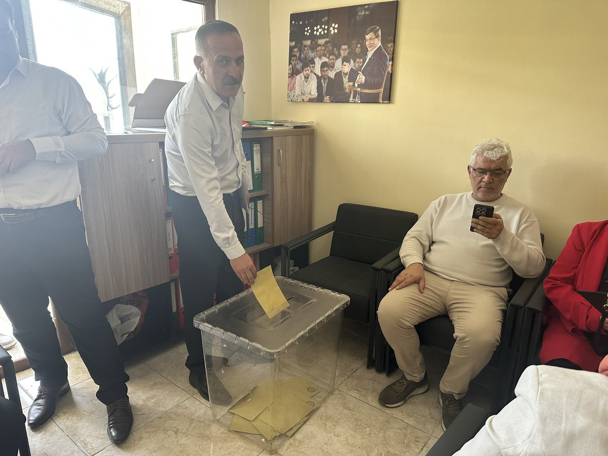 hidayetbaysal8's tweet photo. İl yönetimi ve ilçe başbakanlarımız ile bugün Haliliye ilçemizin 3. Olağan kongremizi gerçekleştirdik Yeniden güven Tazeleyen ilçe Başkanımız sayın @EminKancur başkanımız tekrardan Haliliye ilçe Başkanı olarak Seçildi başkanımızı ve yönetimini tebrik eder başarılar diliyoruz Şanlıurfa’mıza ve Haliliye ilçesine hayırlı ve uğurlu olsun.@Ahmet_Davutoglu @yesilyurt_ @izzettinkucuk @selcukozdag @MustafaBilici__ @SemaSilkin @torunkani @AyhanSeferUSTUN @guzeldulgera @abdullahbasci @HasanSeymen10 @BedirBaysal @ufukkarcii @BMustafaGozel @OmerrUnal @EsenerFerhat @RBekiroglu @cancankesen @nfzcaner @AliPulcu @EminKancur @MustafaKancur @MHelvaci63 @Cahitbayram63 @ihalildag @GelecekPartiTR @gelecek63