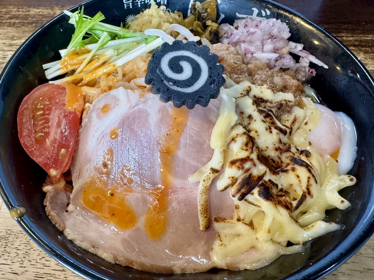 itinitiitimen6's tweet photo. 旨辛味噌らーめん ぼんず@南与野
冷やし味噌まぜそばSA
+炙りチーズ・ﾐｿｱﾌﾞﾗﾏｼﾏｼ 

土曜昼の午前仕事終わりのおやつに久々チャンスで此方へ！今年も始まった冷やし味噌まぜ、爽やかピリ辛味噌ダレでしっかり重厚感はあるのにスルっといける逸品。冷やされた凶暴麺と合わせると美味い！文字数 https://t.co/da9QrY0Yuv
