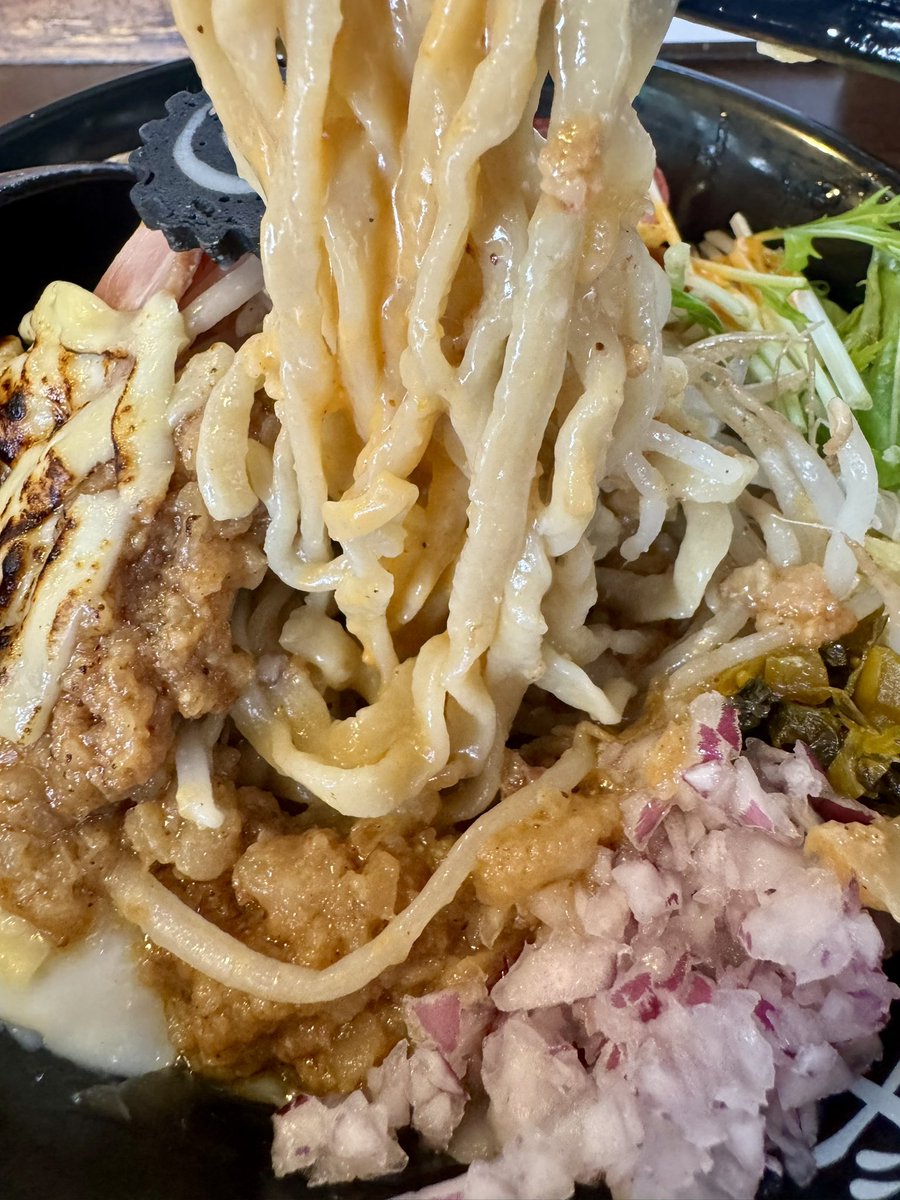 itinitiitimen6's tweet photo. 旨辛味噌らーめん ぼんず@南与野
冷やし味噌まぜそばSA
+炙りチーズ・ﾐｿｱﾌﾞﾗﾏｼﾏｼ 

土曜昼の午前仕事終わりのおやつに久々チャンスで此方へ！今年も始まった冷やし味噌まぜ、爽やかピリ辛味噌ダレでしっかり重厚感はあるのにスルっといける逸品。冷やされた凶暴麺と合わせると美味い！文字数 https://t.co/da9QrY0Yuv