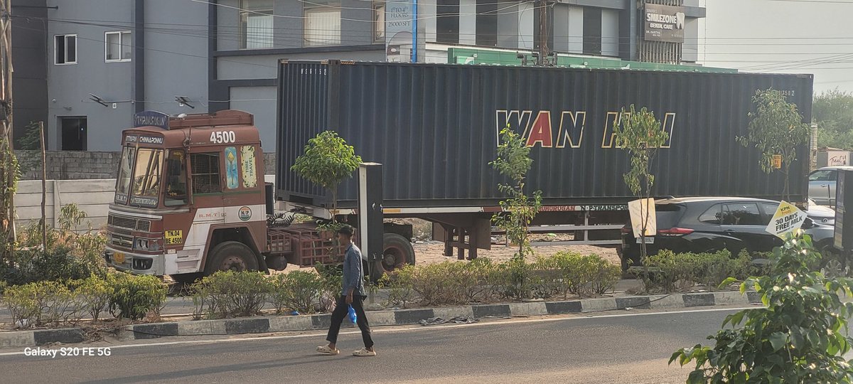 SandypkcSandeep's tweet photo. @trafficacc,@psshnkpally_cyb TN 04 BE 4500  trailer has been parked on the wrong side since long at Mokila Shankarpalli Highway near Vijetha Super market opposite Subishi Fortuna Towers at 5 20 pm. Please penalise. It could be fatal on a high way https://t.co/yBXz8JijtN