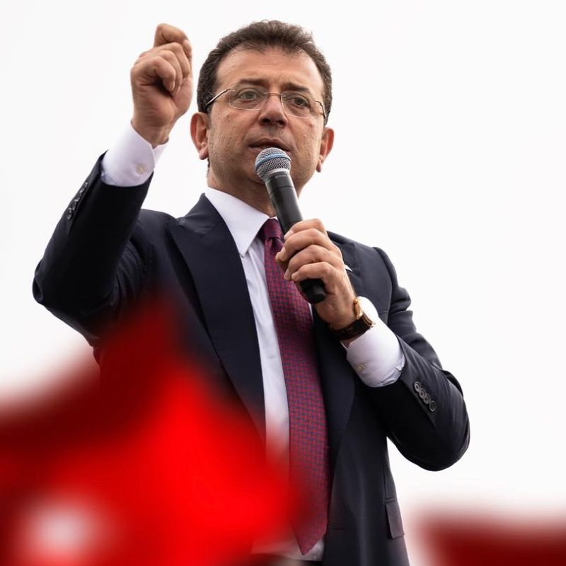 TKRgazete's tweet photo. SON DAKİKA | Ekrem İmamoğlu:

"Partimizin 38. Olağan Kurultayına yönelik mutlak butlan kararı bir saray darbesidir.

Talimatı verenler de uygulayanlar da bellidir.

“Yok hükmünde” dedikleri CHP yönetimi değil, Türk milletinin kutsal iradesidir.

Milli egemenliğe mahkemeler yoluyla baş kaldırılmıştır.

“Türk milleti adına” karar alan mahkeme, milli iradeyi yok hükmünde sayarak Cumhuriyeti ve demokrasiyi imha etmektedir.

Hepiniz yaptığınız hukuksuzlukların hesabını vereceksiniz!

Bu millete kader tayin etmeye kalkanlar, bu ulusun iradesini teslim almaya çalışanlar sizden önce ne yaşadıysa aynısını yaşayacaksınız.

Bugün aynılar aynı yerdedir! Darbeci, yargı kolları başkanı, kukla ve dahili bedhah kayyım! Hepiniz aynı yerdesiniz!

Bizim yerimiz, milli iradeye düşmalık edenlerin yanı olmadı, olmayacak.

Darbecilerin hukuksuz manevralarının, baskın seçim hazırlıklarının, ana muhalefeti işgal çalışmalarının, hepsinin farkındayız.

Koltuğunu terk etmemek için millete her türlü acıyı yaşatanlar,  bu operasyonlarla korku iktidarlarının son aşamasına geçiş yapmıştır.

Biz hiç seçim kaybetmedik ve milletin iradesiyle Türkiye’nin birinci partisi olduk.

Yoldaşım, Genel Başkanım Özgür Özel’in yanındayım, birlikte azim ve kararlılıkla mücadeleye devam edeceğiz.

Büyük milletim!

“Umutsuz zamanlar yoktur, umutsuz insanlar vardır” diyen Ulu Önder Atatürk’ün takipçileri:

İstikbali, Cumhuriyet’i, demokrasiyi ve geleceğimizi korumak için yaşadığımız zorlukları dert etmeyin.

AYAĞA KALKIN!

Birlikte omuz omuza, sesimizi ve öfkemizi yükseltin!

Milletinden korkan siyaset mühendislerine, koltuk ve güç düşkünlerine, piyonlara, kifayetsiz muhterislere hadlerini bildirelim.

Aziz milletim!

Korkmayacağız!

Her gün huzursuz olmaktan, acı çekmekten bıkmadınız mı?

Eğer susarsak, siyasilerden, spor ve sanat dünyasından, üniversitelerden sonra sıra size, milletimize gelecektir.

Siyasi parti liderleri,

Mesele CHP meselesi değildir!

Hattı müdafaa değil, sathı müdafaa yapmak zorundayız!

Gerçekten milleti temsil ettiğinize inanıyorsanız, derhal en güçlü şekilde Cumhuriyet’i, demokrasiyi ve adaleti savunmak zorundasınız.

Millet hepimizi çağırıyor ve “artık yapın” diyor!

Bu topraklarda halay da zeybek de horon da dik oynanır. Biz dimdik olacağız ki millet boyun eğmeyecek!

Aklımızla yüreğimizle, vicdanımızla milletçe kazanmak zorundayız.

Hiçbir çılgın, Türk milletine zincir vuramaz!

Gün, milli iradeyi, milli egemenliği, birlik ve beraberliğimizi muhafaza ve müdafa etme günüdür.

Damarlarımızdaki asil kan 86 milyona bunu emretmektedir!

Darbecilere ve işbirlikçilerine inat, mücadeleyi topyekün başlatmak zorundayız.

Milletimizin iradesi, kararlılığı ve yol göstericiliği yegâne rehberimiz olacaktır!

*BÜYÜK TÜRK MİLLETİ DARBEYE TESLİM OLMAYACAKTIR!*

*YA BUGÜN, YA HİÇ!*"
