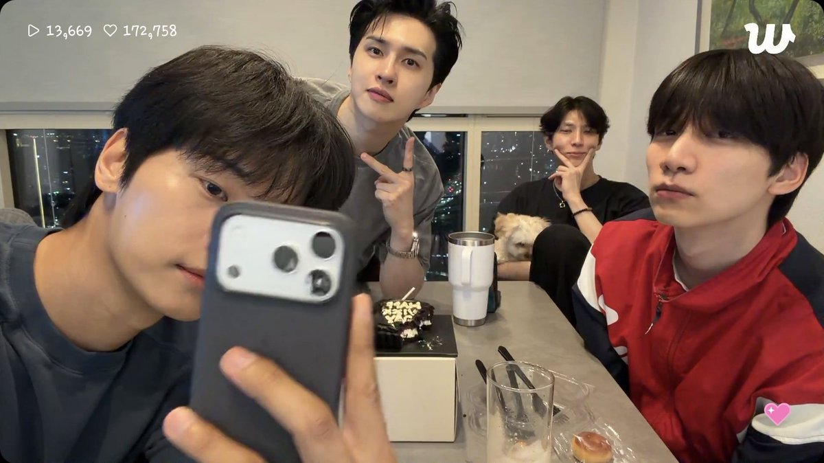 HYUK_is_0705's tweet photo. 빅스 사진 찍는다💙💛
마음이 넘 따뜻해요ㅠㅠㅠㅠㅠ
로랑이듀 가치 찍었짜나아🐶
@CHA_NNNNN @JUNGTW_LEO
@jaehwany0406 @HSangHyuk

#HAPPYVIXXDAY
#VIXX14thAnniversary

(원본 올려줄 학연이 찾아요🥰) https://t.co/kh7RLAyTBc