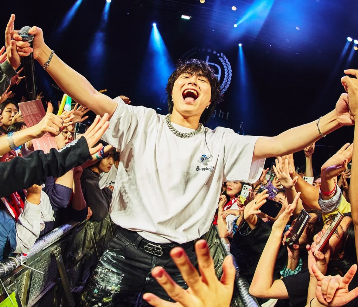 asuka_nb1110's tweet photo. 自分の席で見てくれたら嬉しい。 
たまたま通路側でハイタッチ出来たらラッキーくらいで。 
いっぱいみんな喜んでくれてるのが嬉しいって、ケガをしても降りて来る事を辞めないでいてくれる雄大くんが安心出来るように、この先何十年と続くように守っていきたい✨ 
 #きゅうりくんキャス 
 #竹中雄大 https://t.co/mS8Tcclrj0