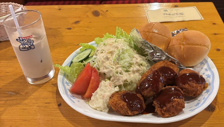 SA_4016's tweet photo. 先日何かで見かけたコメダのヒレカツ
気になって食べに行ってみたが確かにデカい！(*'ω'*) https://t.co/ZvbwBN1A7J