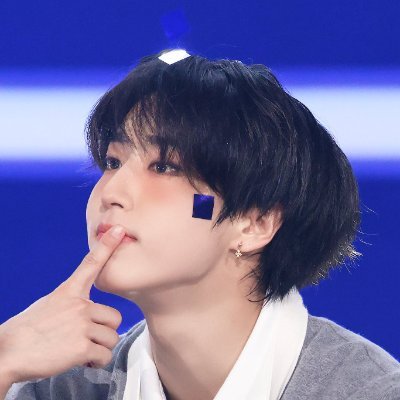 Hadagye_2's tweet photo. 내 최애 사진..컨페티 붙은것도 너무 귀엽고..블러 가득한 메이크업에 통통한 볼살에 동글동글하고 반짝거리는 눈에 앙증맞은 손에....그냥 모든게 완벽함♥️ https://t.co/Un3ir3Qk84