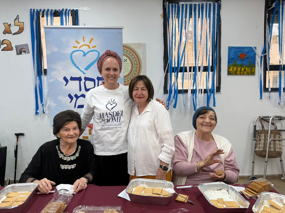 NaomiHasdei's tweet photo. Des rescapées de la Shoah de Jérusalem chouchoutent les soldats de Tsahal ! 📷
Elles ont préparé avec amour des gâteaux au fromage pour Chavouot et écrit des lettres touchantes qu'elles ont collées sur les couvercles. Ils ont été distribués aux points de contrôle.
Merci !!📷 https://t.co/zawazfrvjZ