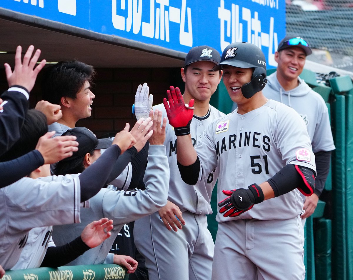 Sponichi_Photo's tweet photo. 〈楽・ロ⑧〉.326。タイムリー三塁打を含む2安打を放ち規定打席到達、首位打者の小川❶和田は今シーズン初安打❷5の4。4試合連続本塁打の山口❸26日から交流戦。サブロー監督❹（撮影・長久保　豊） https://t.co/j28xiOCyxa