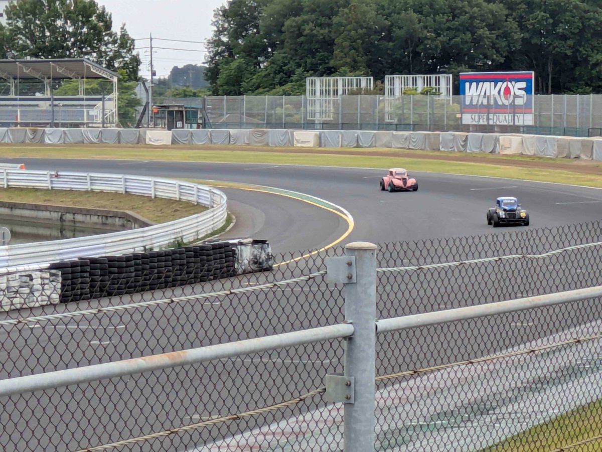 TOS2070's tweet photo. 本日はSCCN主催のレースイベントへスタッフとして参加しました。
来年から新エンジンへと移行する予定のVITAやSuperFJ/FJ1500、S30Zを始めとした旧車など、コースの外からも快音響かせるマシン揃いでした！
万緑のみぎり、全力で疾走したドライバーの方々お疲れ様でした！ https://t.co/9kN5j7DtP3