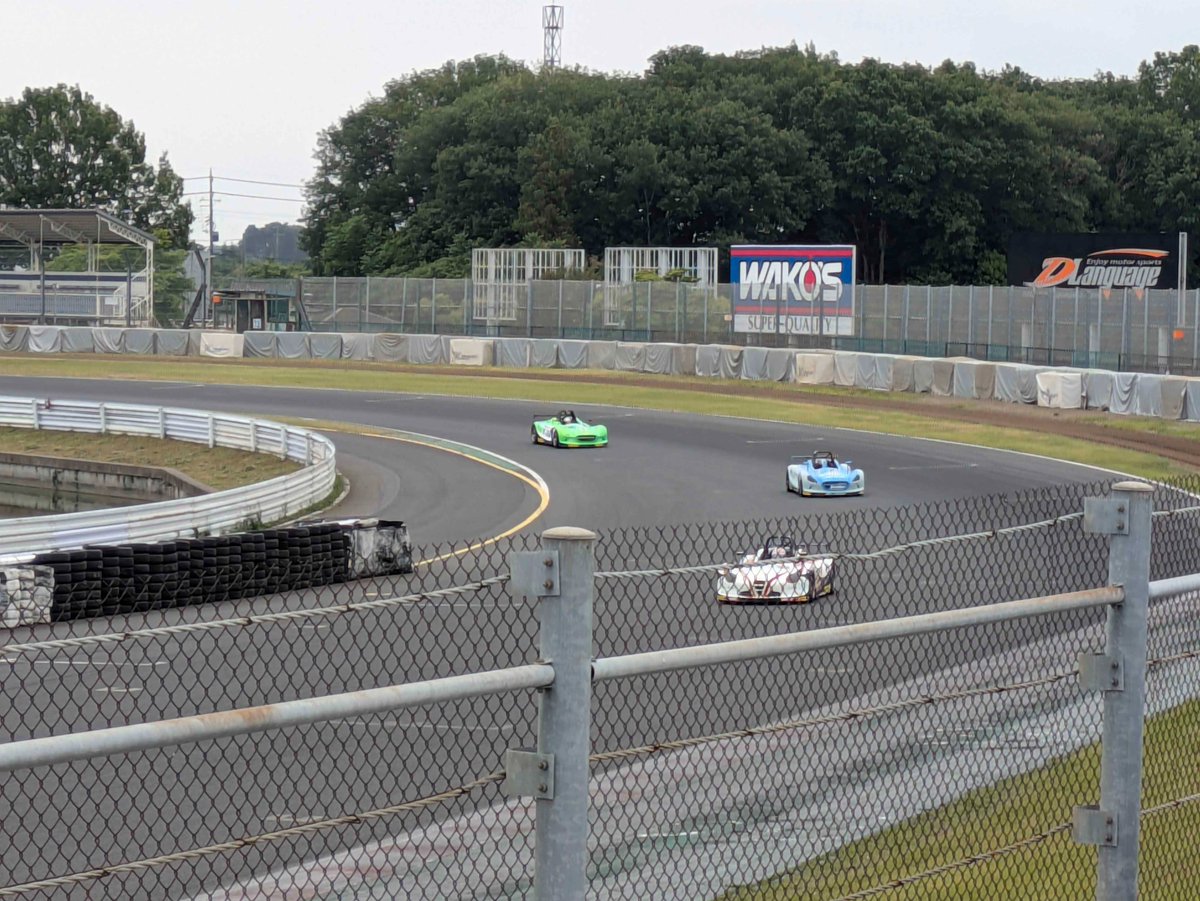 TOS2070's tweet photo. 本日はSCCN主催のレースイベントへスタッフとして参加しました。
来年から新エンジンへと移行する予定のVITAやSuperFJ/FJ1500、S30Zを始めとした旧車など、コースの外からも快音響かせるマシン揃いでした！
万緑のみぎり、全力で疾走したドライバーの方々お疲れ様でした！ https://t.co/9kN5j7DtP3