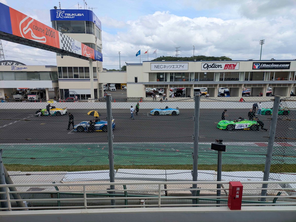 TOS2070's tweet photo. 本日はSCCN主催のレースイベントへスタッフとして参加しました。
来年から新エンジンへと移行する予定のVITAやSuperFJ/FJ1500、S30Zを始めとした旧車など、コースの外からも快音響かせるマシン揃いでした！
万緑のみぎり、全力で疾走したドライバーの方々お疲れ様でした！ https://t.co/9kN5j7DtP3