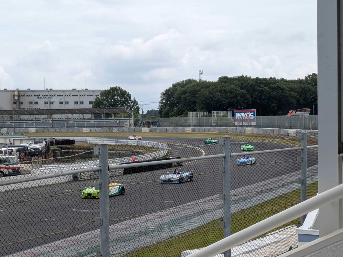 TOS2070's tweet photo. 本日はSCCN主催のレースイベントへスタッフとして参加しました。
来年から新エンジンへと移行する予定のVITAやSuperFJ/FJ1500、S30Zを始めとした旧車など、コースの外からも快音響かせるマシン揃いでした！
万緑のみぎり、全力で疾走したドライバーの方々お疲れ様でした！ https://t.co/9kN5j7DtP3