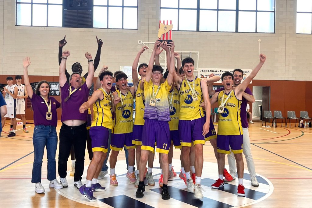 FCBQ's tweet photo. 🏆 Títol de CAMPIÓ de Catalunya Júnior Masculí Preferent 1r any a #Banyoles per a un @CBSantJosep que ha derrotat el @cbhospitalet (92-62). Completa el podi el @jacsants1935 en vèncer el @BasketAlmeda (82-70). Felicitats!

📊 https://t.co/lIIMtiEt8w
➡️ https://t.co/zsDm9WrwmN https://t.co/ZERxSJbmEq