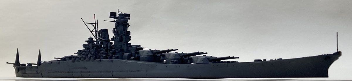 MMW_miko's tweet photo. 松本零士作品に登場する「超大和型戦艦まほろば（1945年時）」をつくりました！

満載排水量100,800トン、51サンチ主砲15門、26万馬力、速力33ノット......黒色の大戦艦が大和の沖縄特攻に呼応して出撃した最期の姿です。
資料が少なかったので、よく分からない部分は自分なりに解釈しました。 https://t.co/3I7uKlmvFQ
