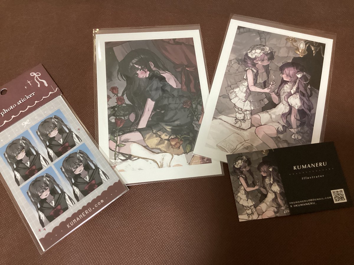 KTS1591's tweet photo. デザフェス戦利品、KUMANERUさん( @KUMANERU_ )のIDステッカーとポストカード😊 イラストの世界観とキャラの感じがすごく良くて気に入ってます！😌 #デザフェス #デザフェス63 #デザインフェスタ #デザインフェスタ63 https://t.co/PCFcf1bjQG